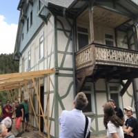 Voransicht: Interessierte erkundigen sich über die Erneuerungen am Bau  ©Till Hoffmann